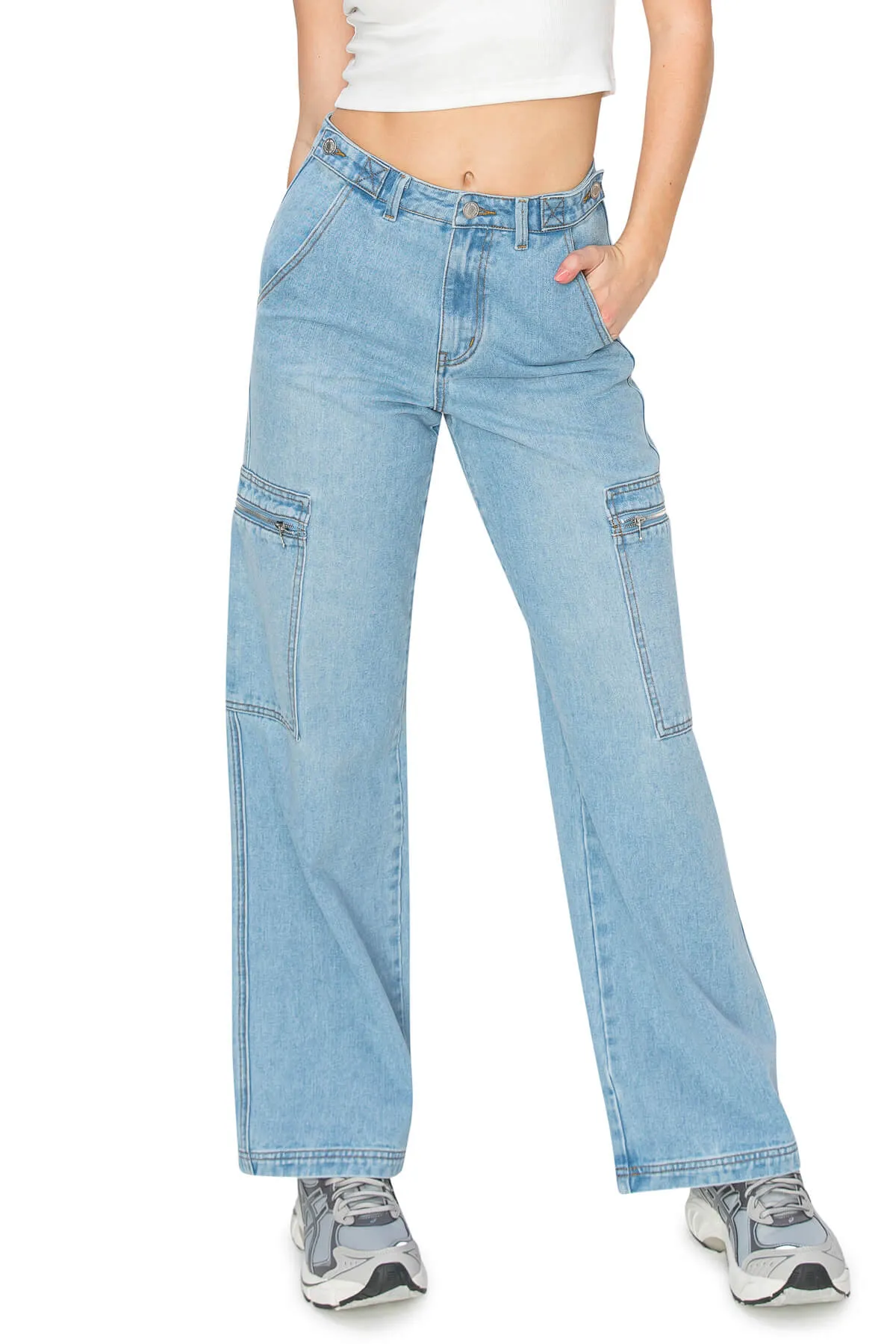 Low Rise Wide Leg Cargo Jeans - Light Wash