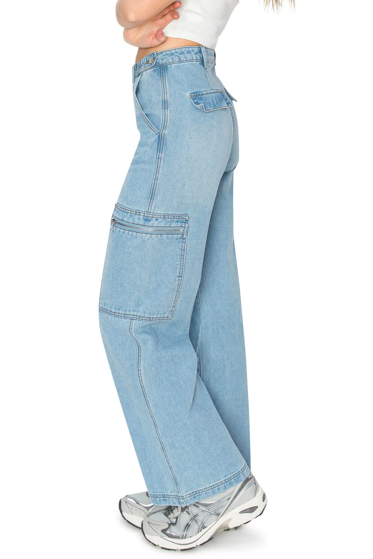 Low Rise Wide Leg Cargo Jeans - Light Wash